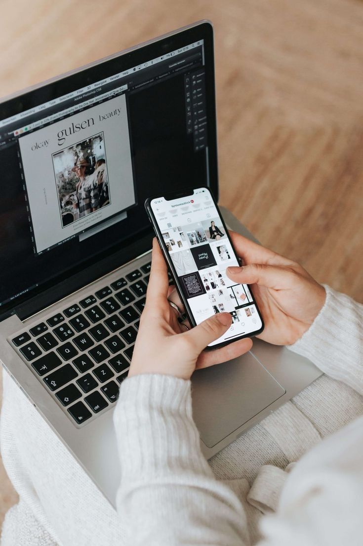 Social-Media- und Ad-Content-Planung am Laptop und Smartphone